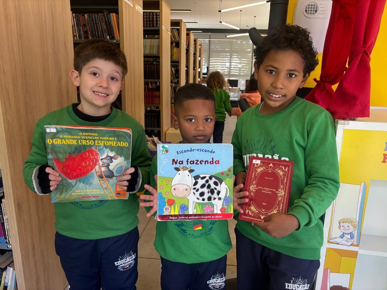 Alunos do Ensino Fundamental da Escola Estadual de Educação Básica Gomes Carneiro na nova biblioteca da escola
