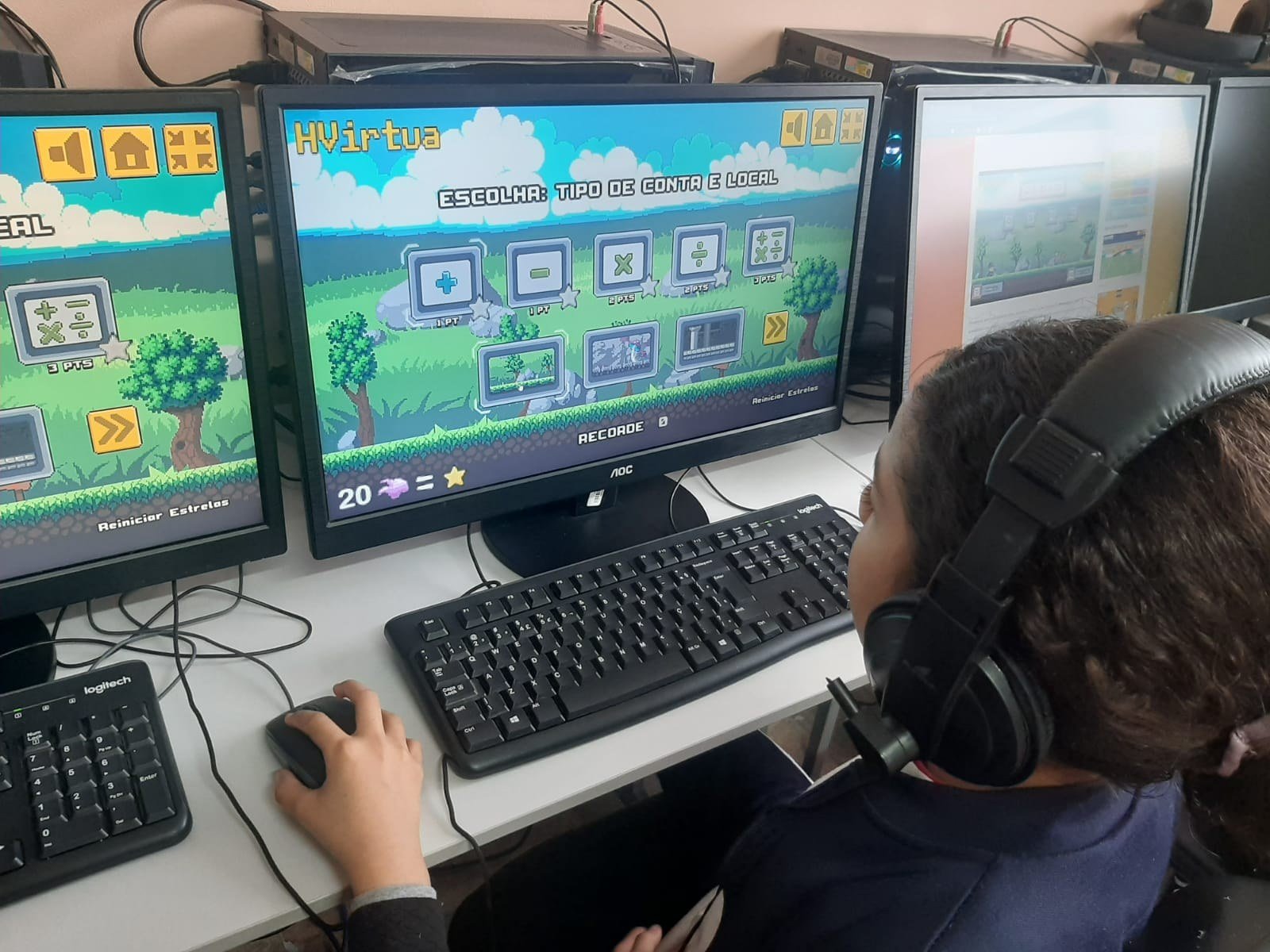 Estudante usa jogo educativo no laboratório de informática